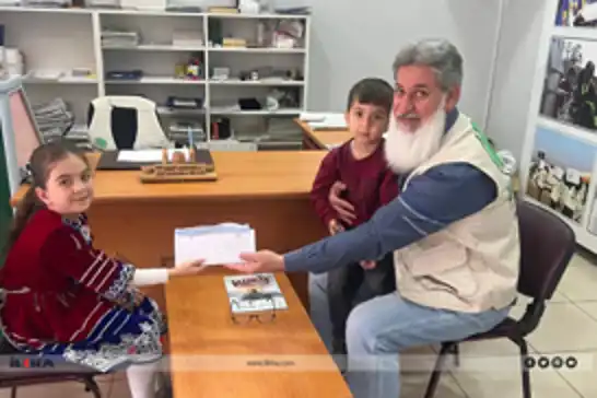 تركيا..طفلة صغيرة في باطمان تتبرع بمصروفها لغزة